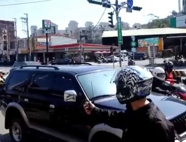 Μπανγκόκ: Άφθονο ξύλο μεταξύ οδηγού λεωφορείου και μοτοσικλετιστή